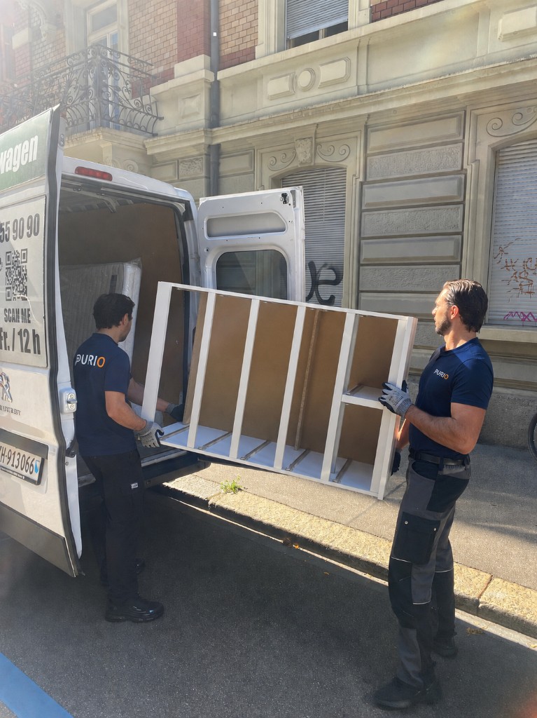 Einsatz in Zürich: Möbeltransport mit Van