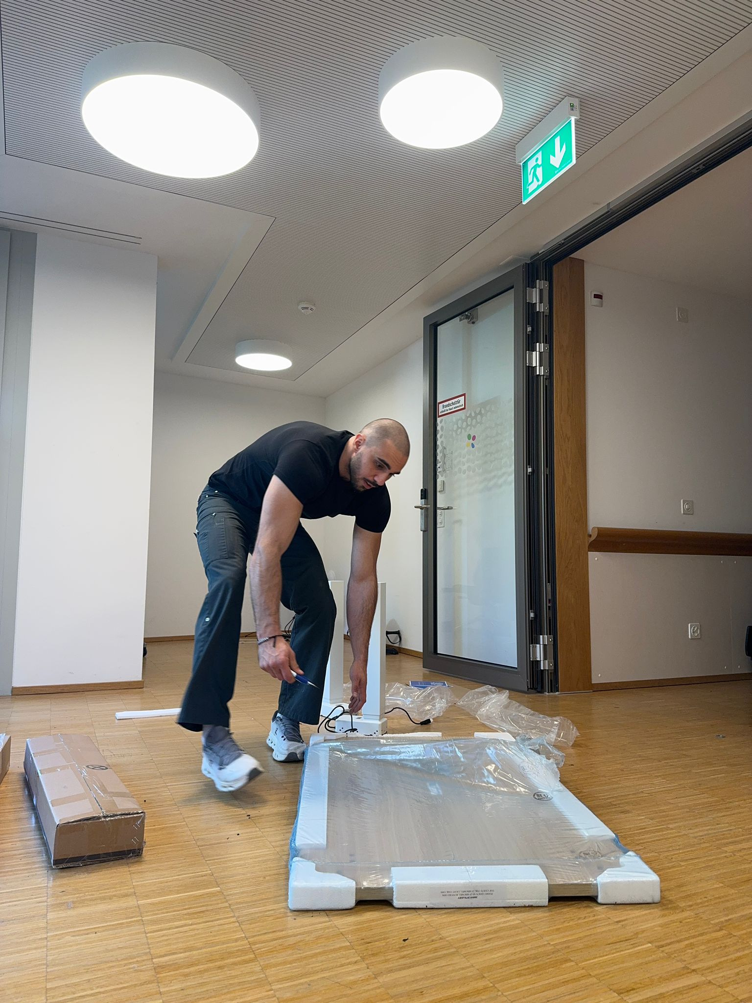 Purio-Mitarbeiter bei der Möbelmontage