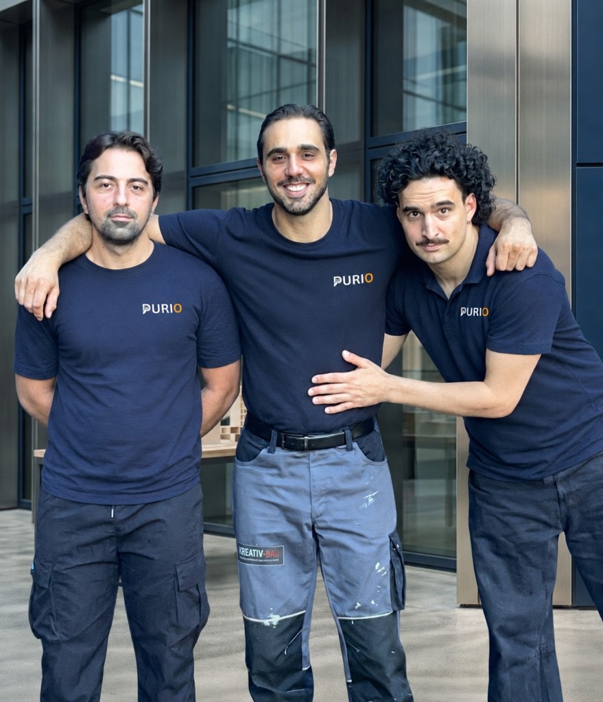 Purio-Team in PURIO-Shirts vor Glasfassade